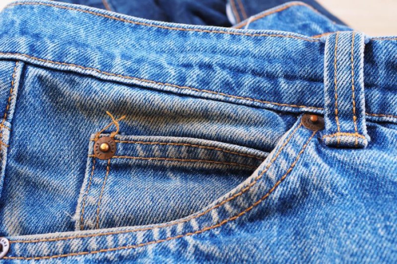 За какво служи малкото предно джобче на дънките?