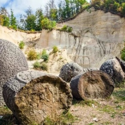 Малкият румънски град Костещи стана популярен поради многото скали които