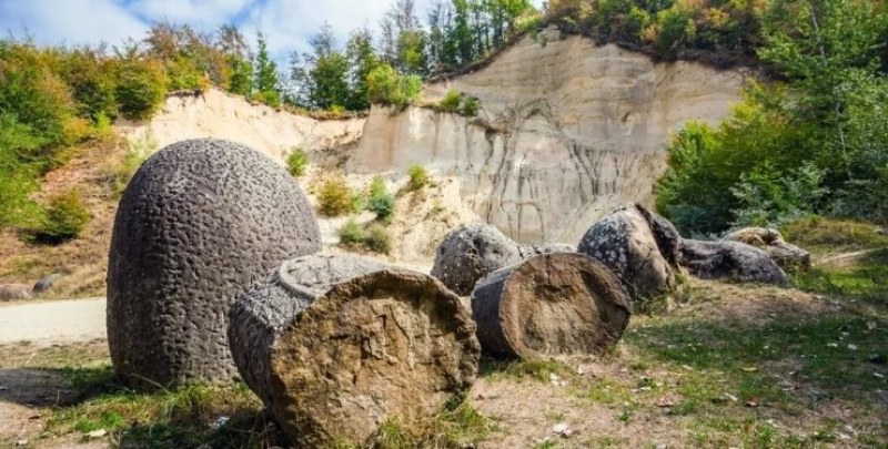 Малкият румънски град Костещи стана популярен поради многото скали, които