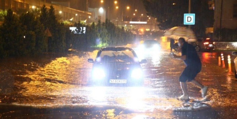 Потоп в Турция! Проливни дъждове наводниха град на Черно море СНИМКИ