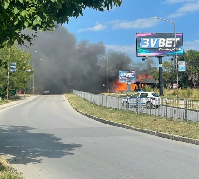 Пожар гори във Варна. Запалила се е постройка на бул.