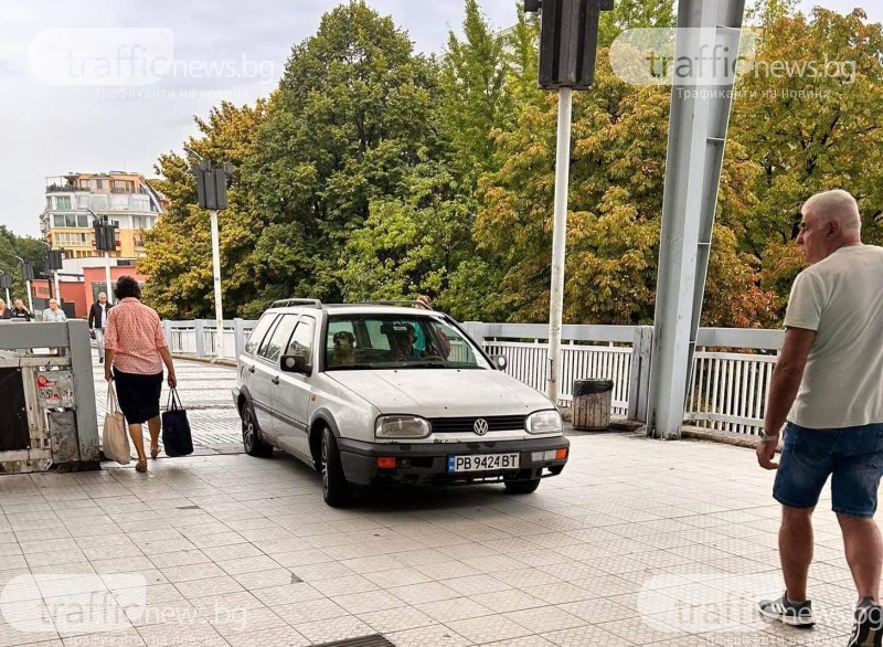 Шофьор подкара по Пешеходния мост в Пловдив ВИДЕО