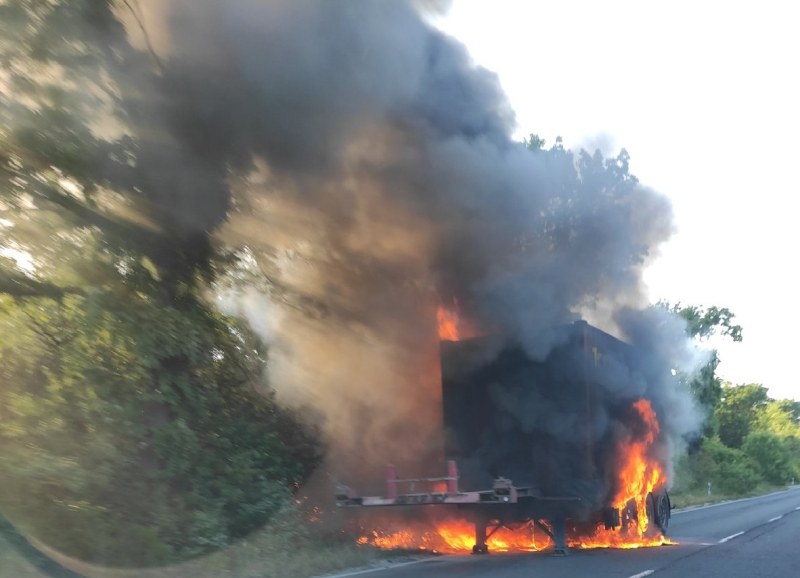 Камион с украинска регистрация се е запалил по пътя Добрич