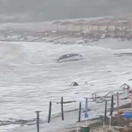 Поройните дъждове сътвориха истински кошмар по Черноморието ни На Плаж