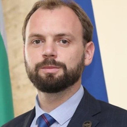 Подавам оставка от позицията съветник в политическия кабинет на министър