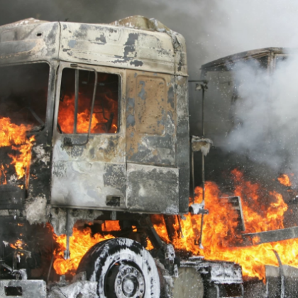 Тир изгоря по пътя Добрич Варна шофьорът е бил пиян съобщиха