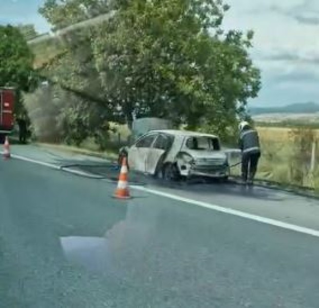Кола пламна на АМ Тракия, пристигнаха полицаи и огнеборци СНИМКИ
