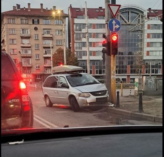 Кола се блъсна в стълб на оживено кръстовище СНИМКА