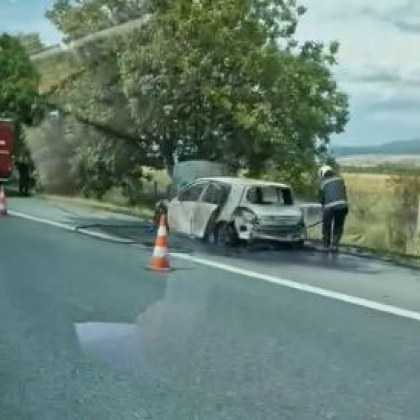 Кола пламна на АМ Тракия, пристигнаха полицаи и огнеборци СНИМКИ