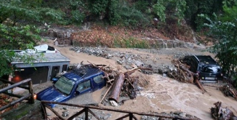 Жертва взе наводнението в Гърция, издирват изчезнали