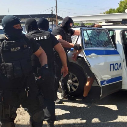 Задържаха полицаи за обир на мигрант Униформените са опрели пистолет