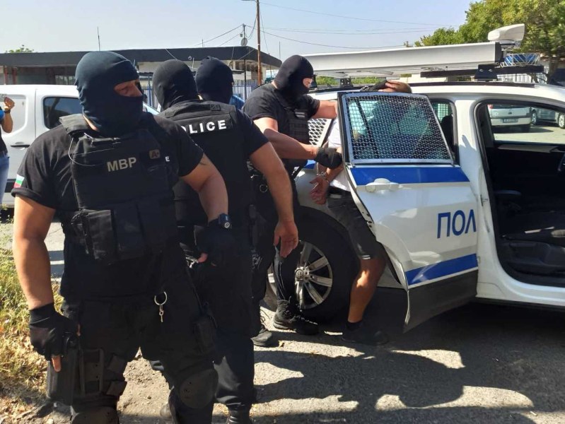 Полицаи опитаха да оберат мигрант с пистолет, арестуваха ги
