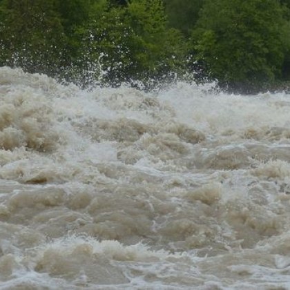 Мощни наводнения удариха днес Западна Грузия това съобщи местният информационен