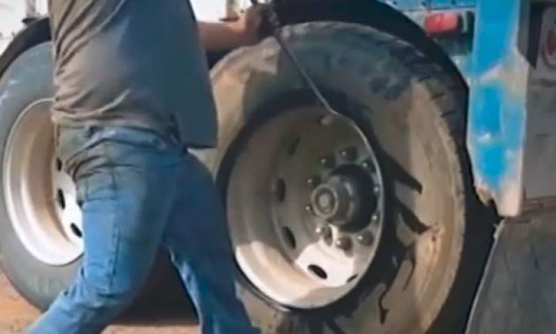 Тир спука гуми край Пловдив, блокира път към магистралата