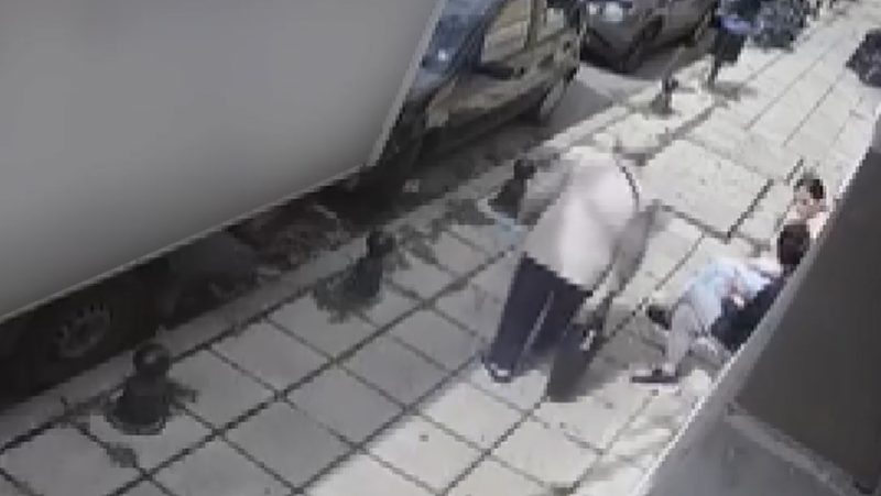 Възрастна жена се потроши на разбит тротоар в столичен квартал ВИДЕО