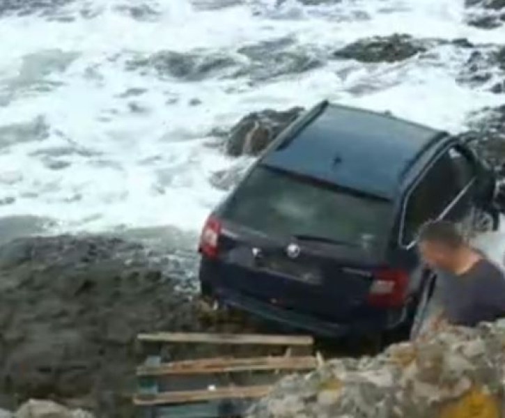 Застраховател поиска кола, заседнала в морски скали, да бъде закарана в сервиз СНИМКА