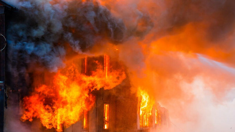 Къща пламна в центъра на Поморие, жена е обгазена