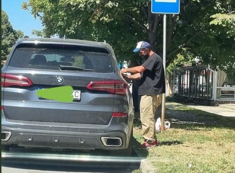 Мъж се пробва да разбие джип в Пазарджик, но го арестуваха СНИМКА