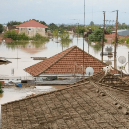 Стотици гърци протестират пред парламента в Атина Исканията им са