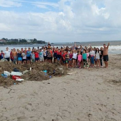 Деца от пернишкия волейболен отбор Металург за помогнали в разчистването