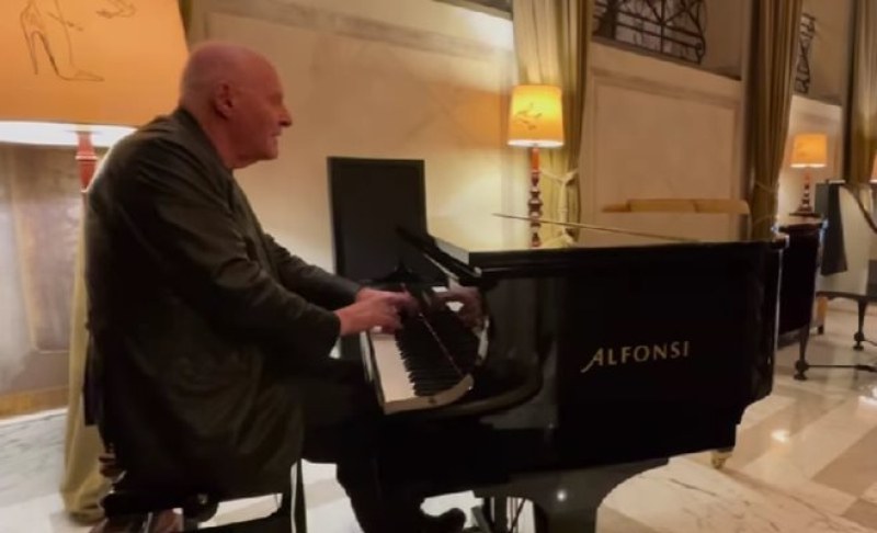 Сър Антъни Хопкинс свири на пиано в лобито на хотел