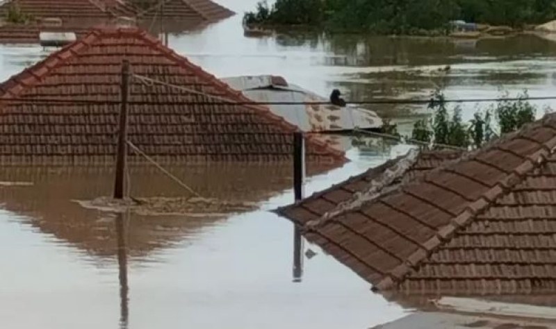 Спасителните екипи в Гърция влязоха в най-тежко засегнатите от наводненията