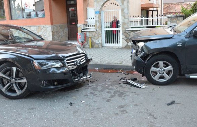 Лек автомобил Ауди А8 предизвика верижна катастрофа снощи около 1,30