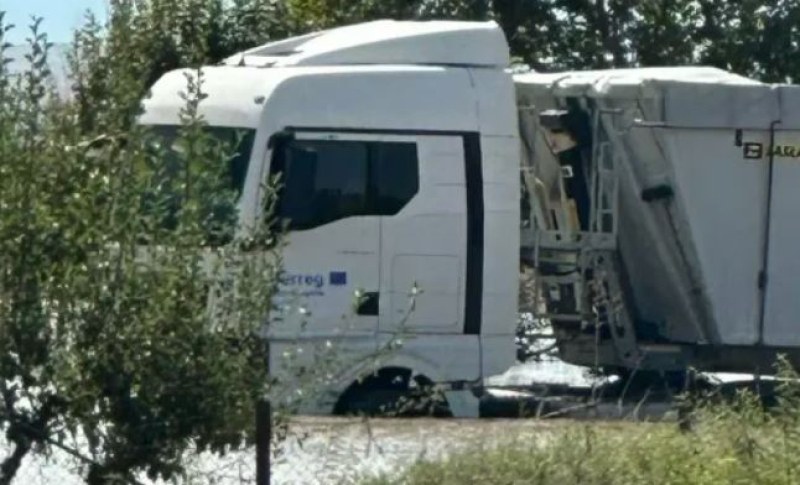 Камионът на Иван Динев остана в плен на водния капан