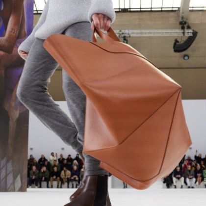 Има много вълнуващи тенденции при чантите на модните подиуми за