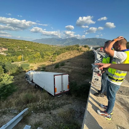 Километрично задръстване по магистрала Струма след като камион спука гума