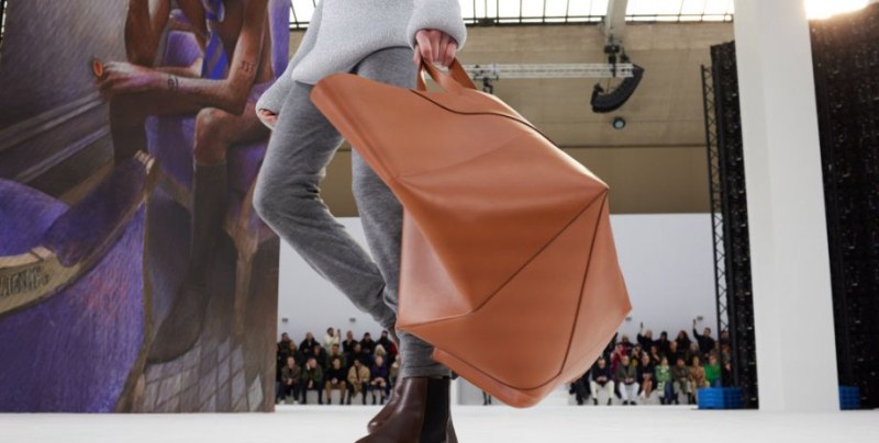 Има много вълнуващи тенденции при чантите на модните подиуми за