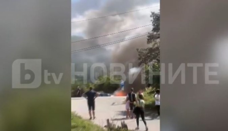 Три коли горят край благоевградския парк Бачиново.Огънят е избухнал преди