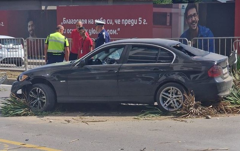 БМВ отнесе разделителни пана, навлезе в насрещното СНИМКИ