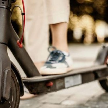 28 годишен водач на тротинетка е в тежко състояние след пътен