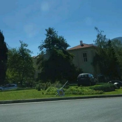 Кола се вряза в кръгово в Пещера СНИМКИ