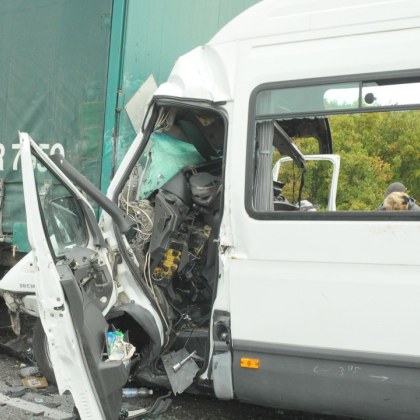 Тежка катастрофа между камион и бус е възникнала на автомагистрала