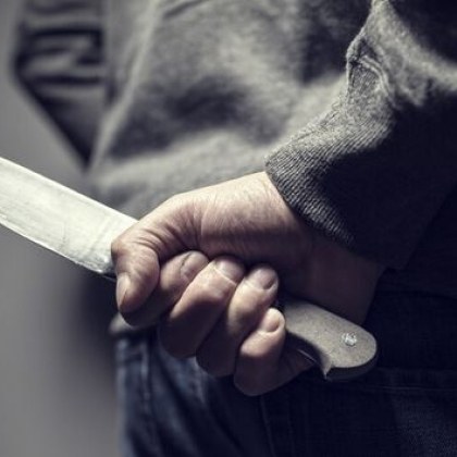 Твърдят, че майка с дете била нападната с нож от непознат