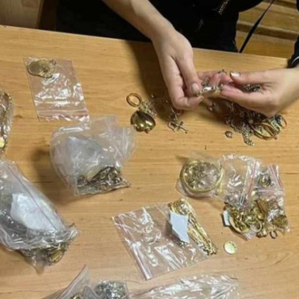 Митничари на пункт Лесово иззеха недекларирани 3709 30 грама златни