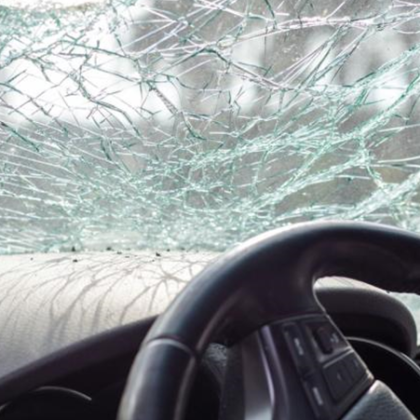 Шофьорка претърпя катастрофа след като на пътя й изскочило куче