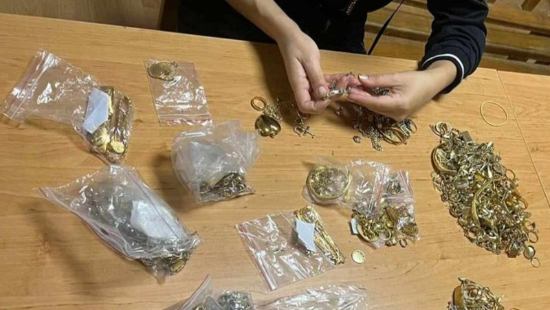 Митничари на пункт Лесово иззеха недекларирани 3709,30 грама златни изделия