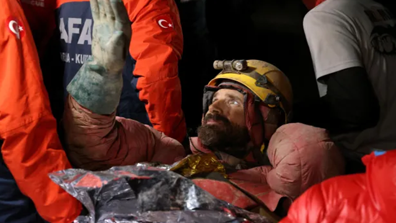 Спасители извадиха от третата по дълбочина пещера в Турция тежко