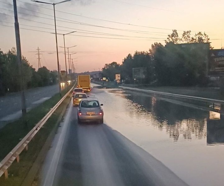 Бургазлии блокирани от лееща се вода на булевард. Не е от дъжд! СНИМКИ