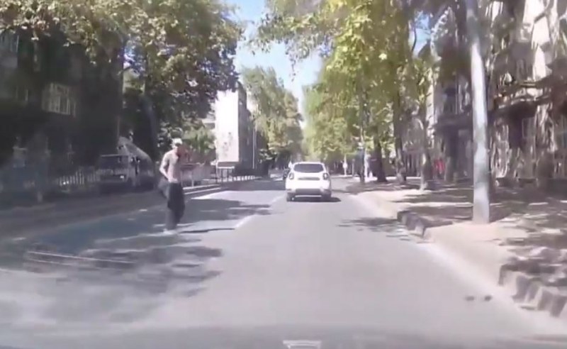 Пешеходец изскочи пред коли на оживен булевард ВИДЕО