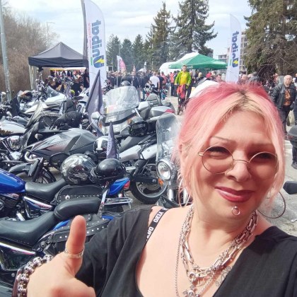 Десетки блокираха съда в подкрепа на Милена Славова