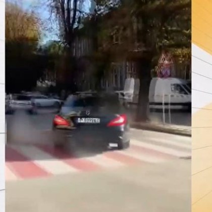 Опасен дрифт на Мерцедес през две пешеходни пътеки до детска градина ВИДЕО