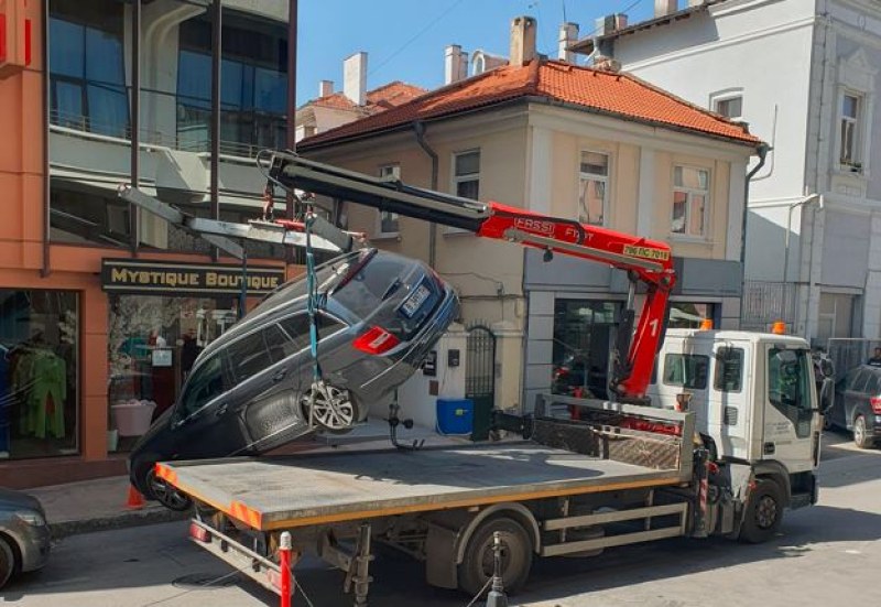 Неприятен инцидент с репатриращ автомобил е станал във Варна. Паякът