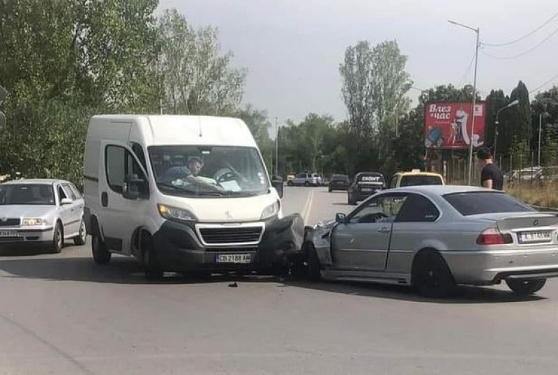 БМВ се натресе челно в бус СНИМКА