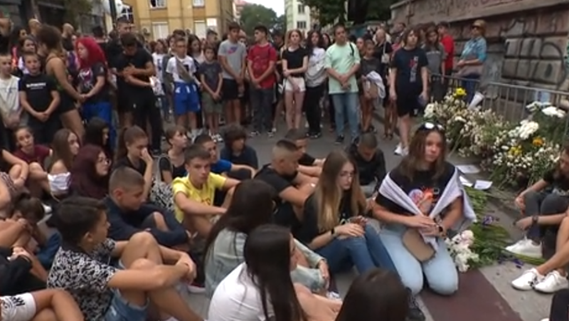 Деца седнаха на пешеходната пътека, където беше убит Филип