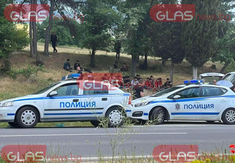 Голяма група нелегални мигранти е заловила полицията край Казичене, област