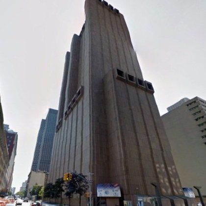 Хората в социалните мрежи са озадачени от мистериозния 40 етажен небостъргач
